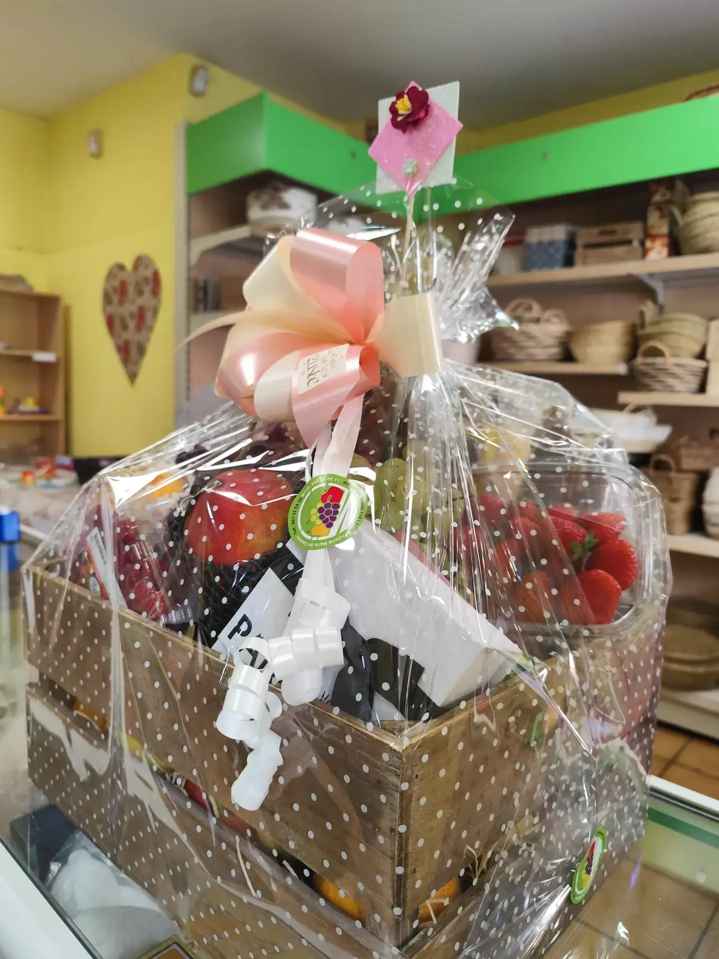 Cesta de fruta artesanal confeccionada en la tienda