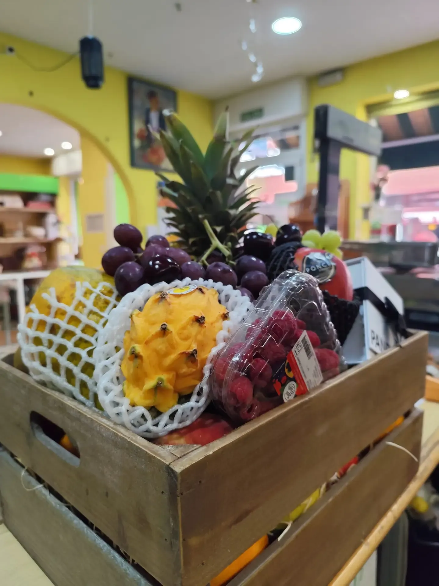 Cesta de fruta artesanal de gran tamaño preparada en la tienda