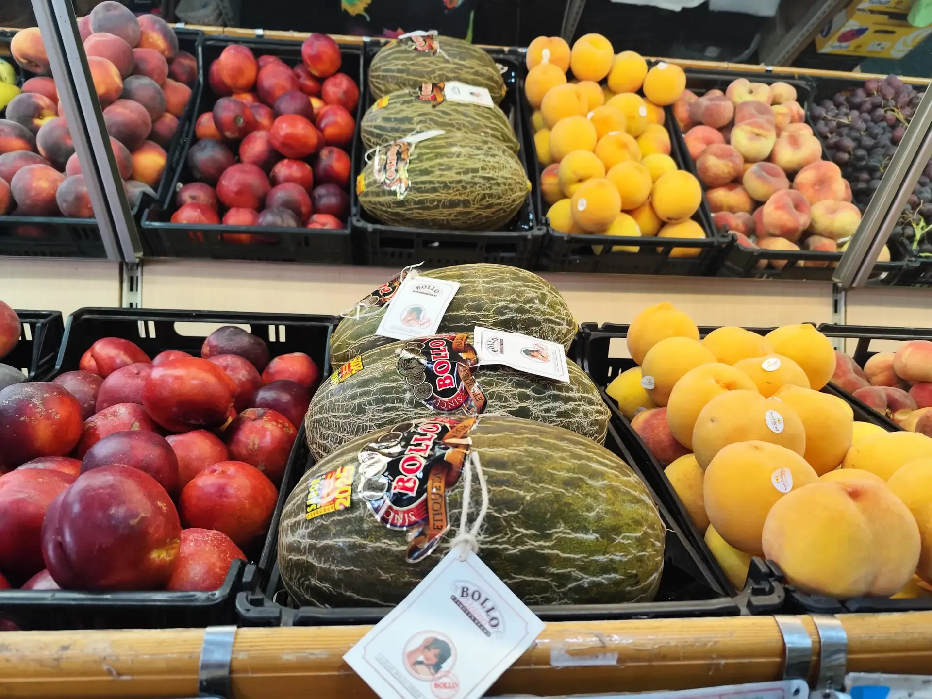 Fruta de temporada de categoría extra expuesta en la frutería