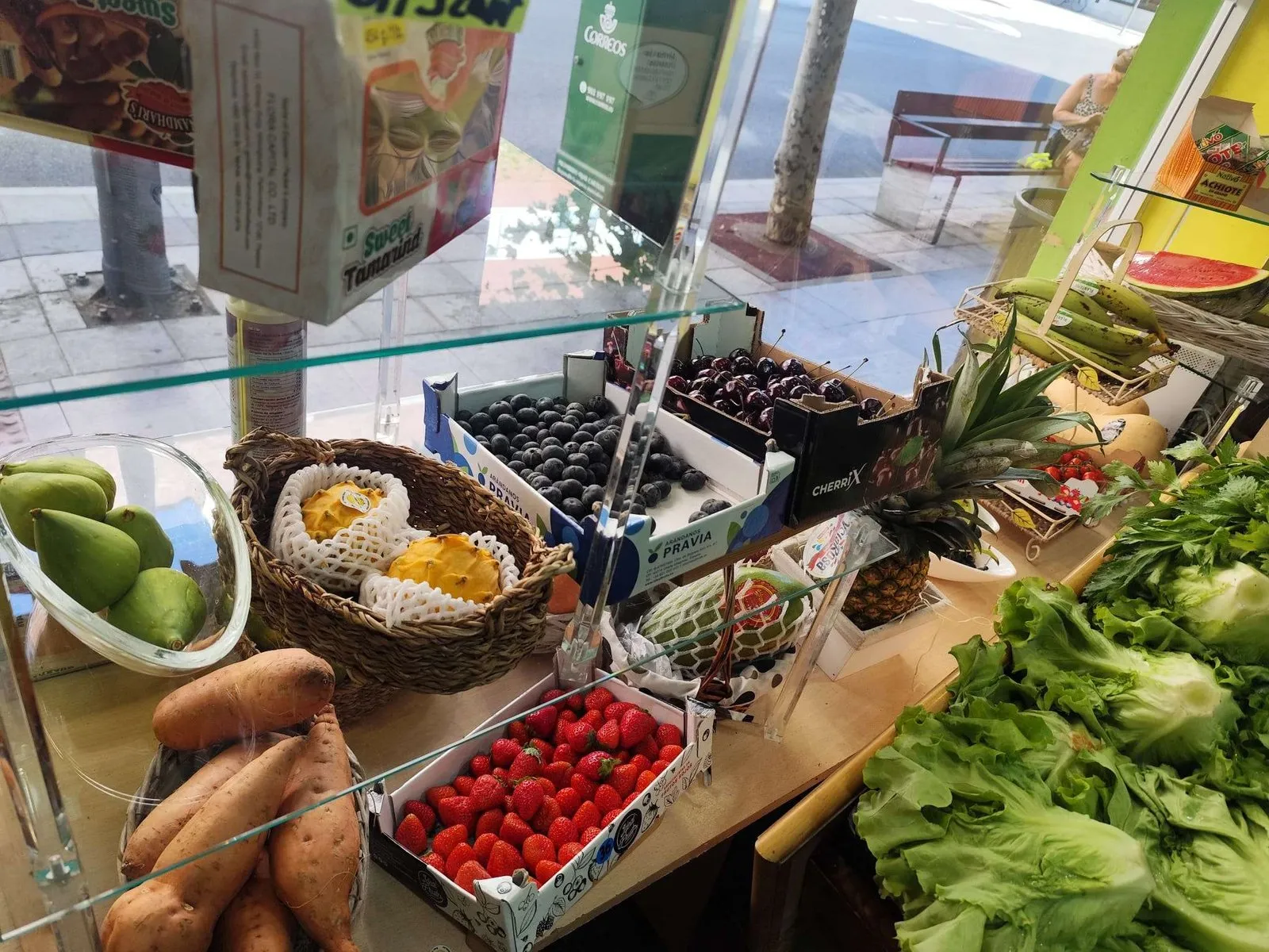 Fruta fresca de temporada de categoría extra en el mostrador