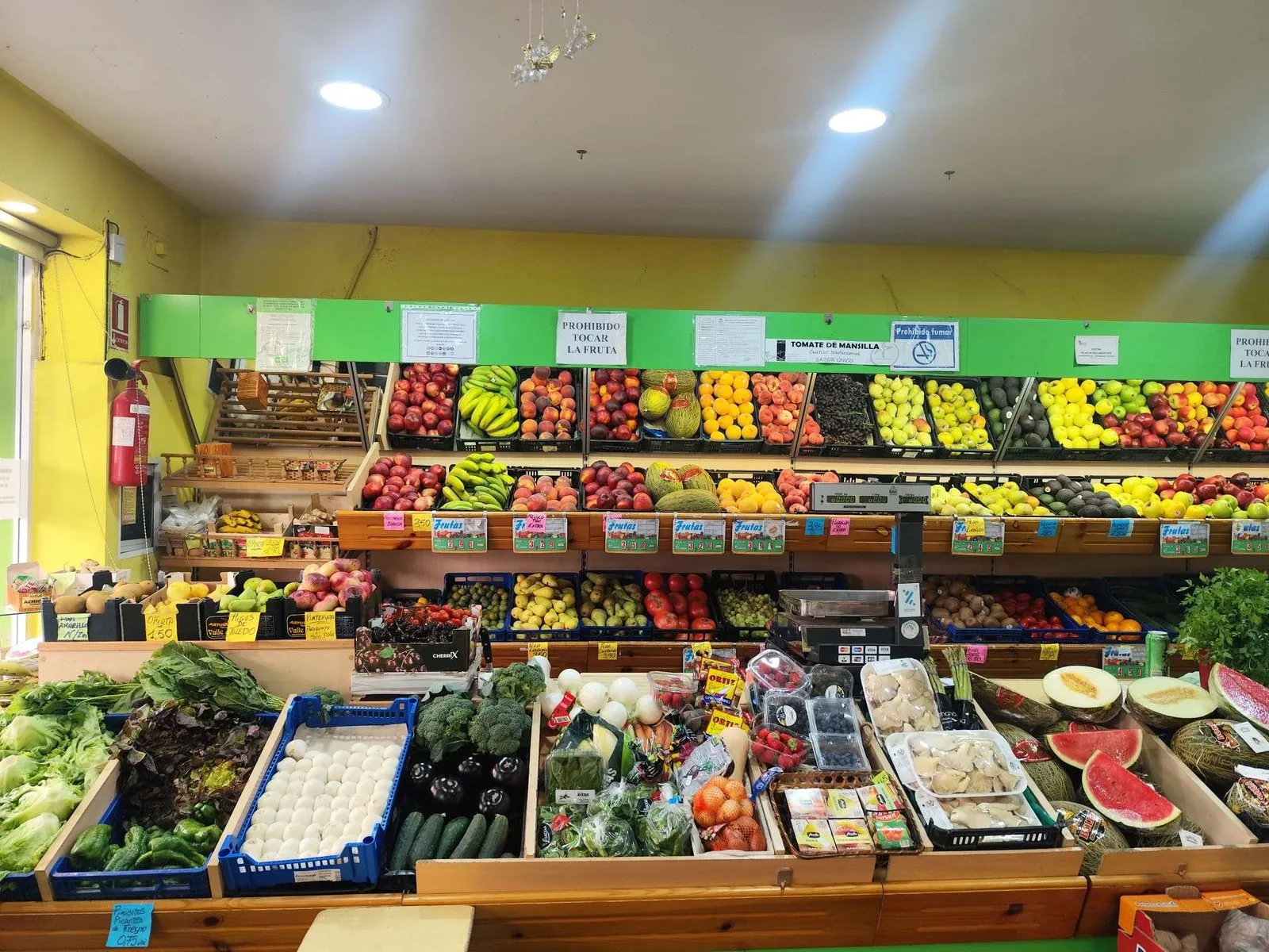 El mostrador de la frutería con la fruta del día